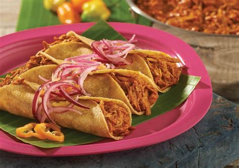  Cochinita Pibil – Niebiańska Mieszanka Pikantnych Soczystych Aromatów i Słodkiej Delikatności!