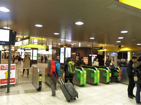 浜松町駅 駐車場 なぜかカラスが駐車券をくわえている