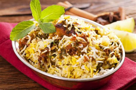  Hyderabadi Biryani:  Seductively Aromatic Rice Meets Tender, Flavorful Meat in an Unforgettable Culinary Symphony!