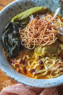  Khao Soi: Rozgrzewająca Zupa Curry z Cieniutkim Makaronem