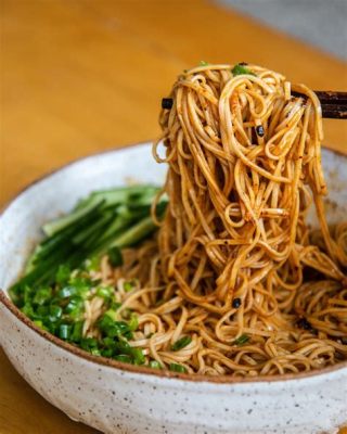  Szechuan-Style Jingmen Cold Noodles: Czy gotowość na intensywne smaki oznacza podbój pikantnej eksplozji w każdym kęsie?