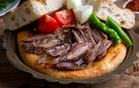  Tandır Kebap - Delikatne mięso pieczone w tradycyjnym piecu ziemnym, aromatyczne i soczyste jak nigdy dotąd!