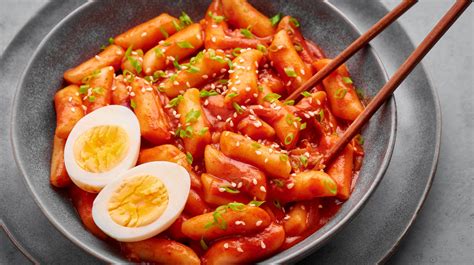  Tteokbokki z Honchunu: pikantna uczta z nutą słodkości w każdym kęsie!