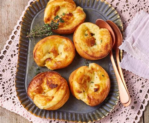  Yorkshire Pudding! Smaczne, kruche ciasto idealne do tradycyjnego brytyjskiego obiadu z mięsem i sosem